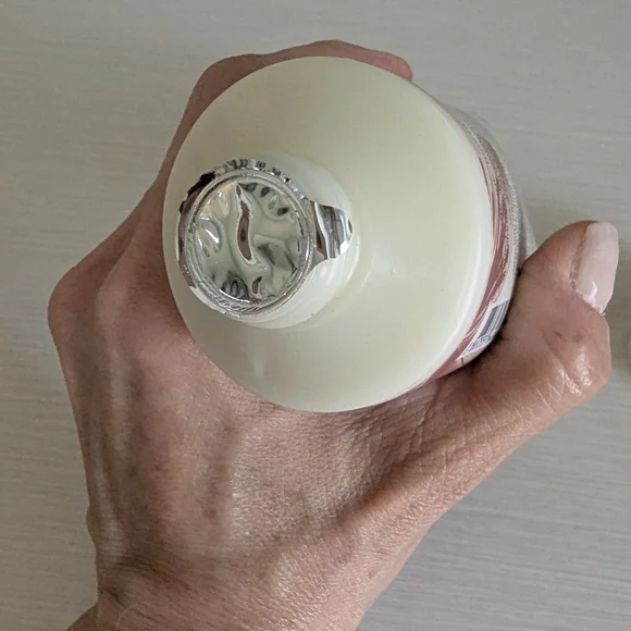 Victoria's Secret Vanilla Bean & Macadamia Body Lotion - Cream and Pink - Picture 2 of 2